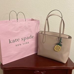 ♠️ KATE SPADE WARM BEIGE MARLEE TOTE WITH PINEAPPLE 🍍